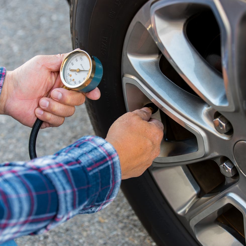 Lý do tài xế luôn cần chuẩn bị sẵn máy đo áp suất lốp ô tô