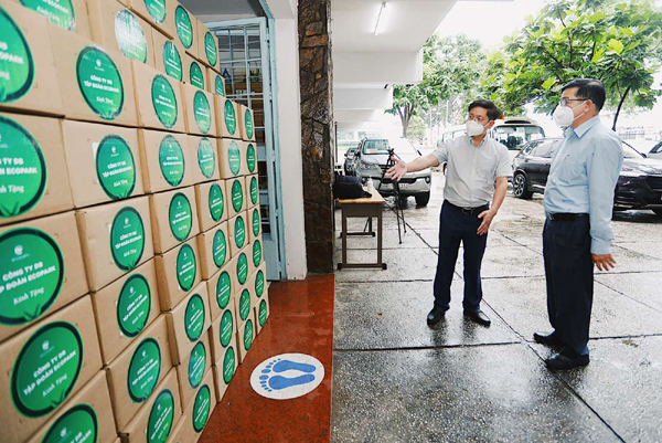 100.000 lọ thuốc đặc trị Covid-19 do Ecopark tài trợ đã về đến Việt Nam