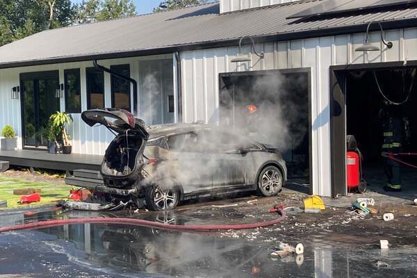 Xe điện Chevrolet Bolt phát cháy trong gara
