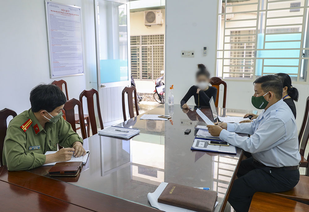 Phạt cô gái đăng tin được tiêm vắc xin Mỹ nhờ ‘bố chồng quyền lực’