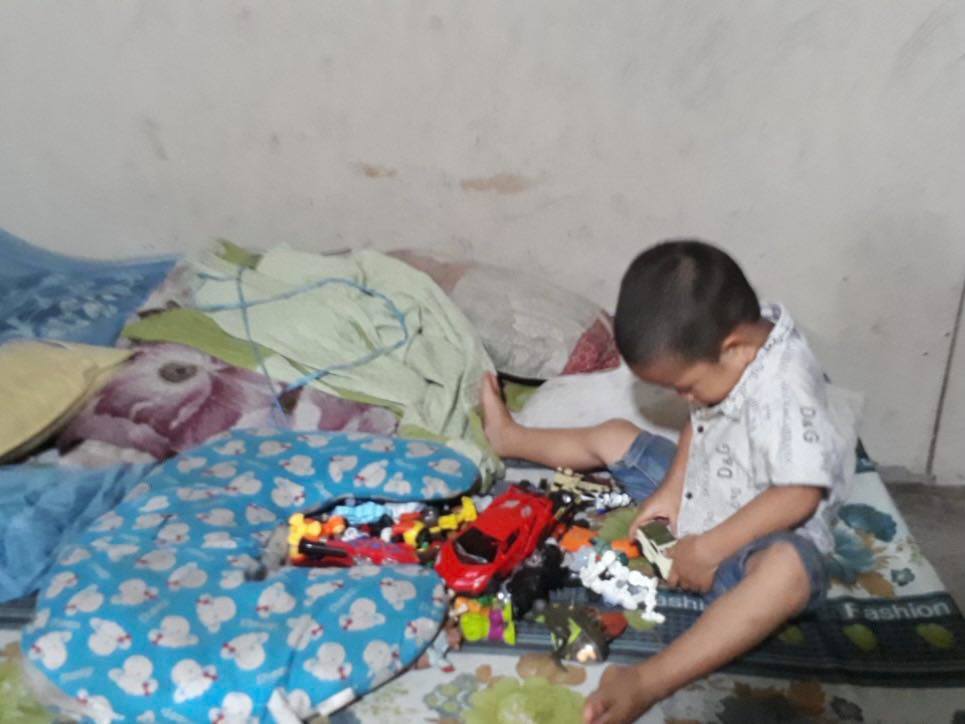 Mẹ rơi nước mắt nhặt thức ăn thừa nuôi con mùa Covid