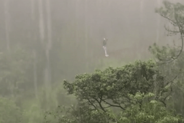 Thực hư thông tin khách chơi đu dây bị kẹt lơ lửng giữa rừng Đà Lạt khi trời mưa