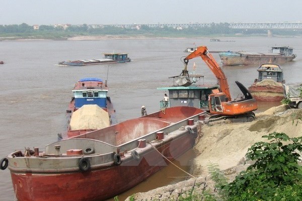Truy tố giám đốc dùng tàu khai thác cát trái phép trên sông Hồng