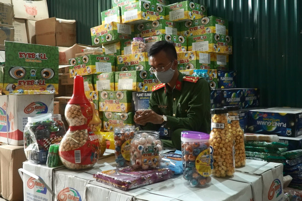 Bắt giữ hơn 1.000 thùng bánh kẹo lậu ở Hà Nội