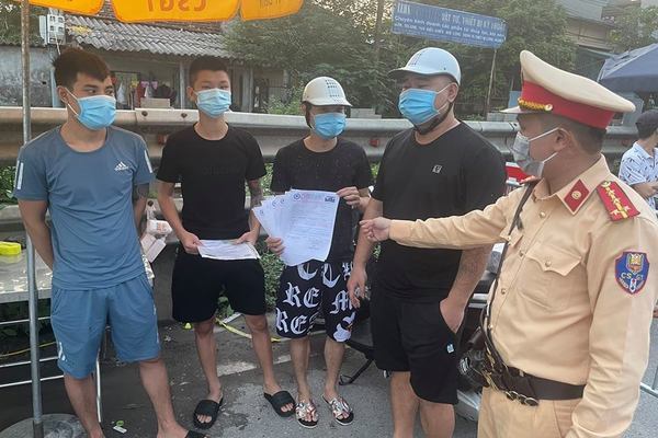 Phát hiện 4 thanh niên đi giao 10 giấy xét nghiệm SARS-CoV-2 khống