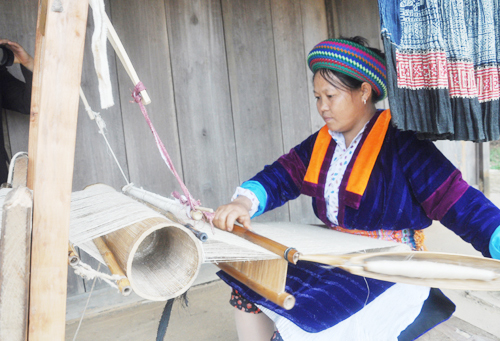 Linen Weaving by the Mong ethnics in Dong Van