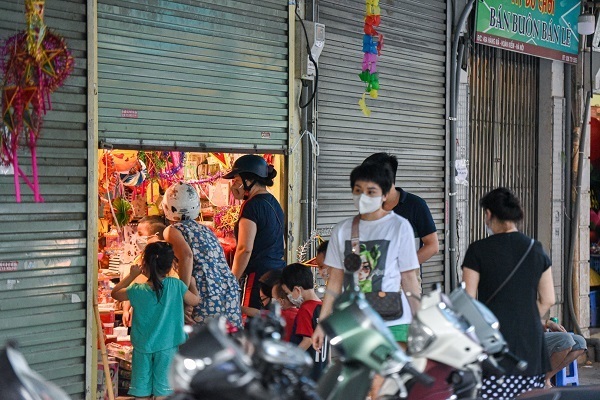 Chưa từng thấy ở phố Trung Thu: Thoắt vắng thoắt đông, mở cửa như 'đánh du kích'