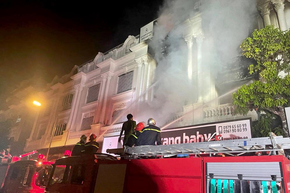 Hà Nội: Lửa thiêu rụi 4 căn nhà liền kề ở Ninh Hiệp