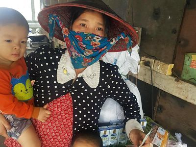 Người mẹ nhặt thức ăn thừa nuôi con xúc động trước tấm lòng bạn đọc