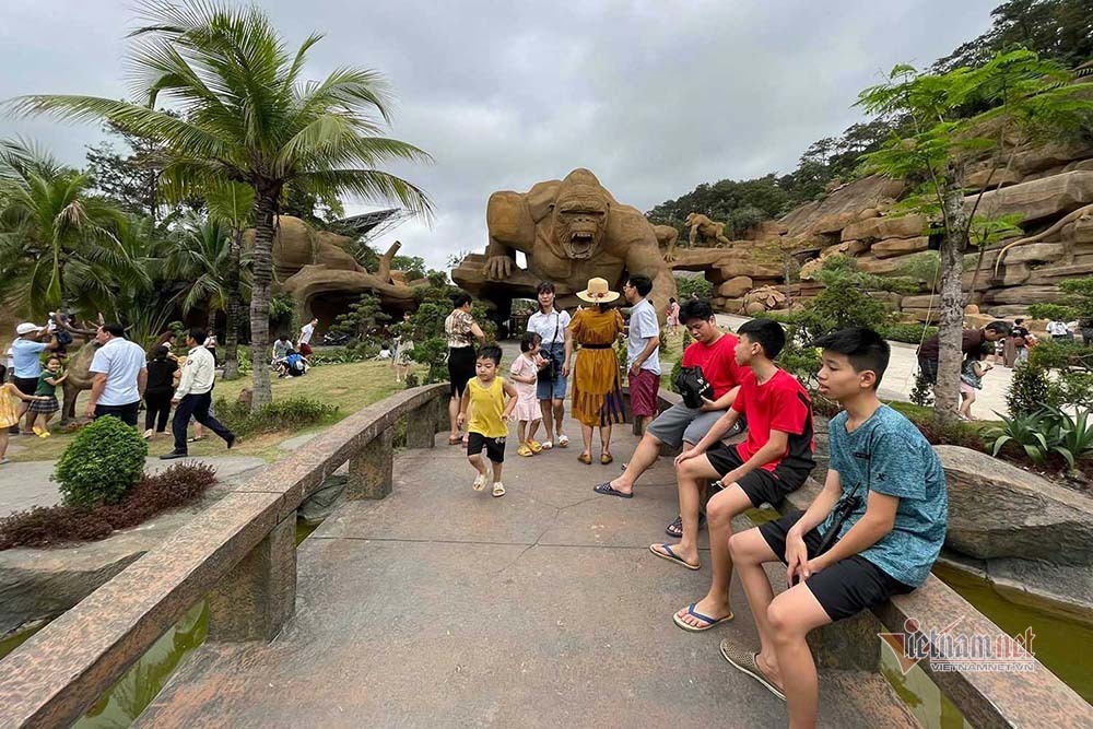 Hạ Long mở lại bãi tắm công cộng và một số hoạt động khác