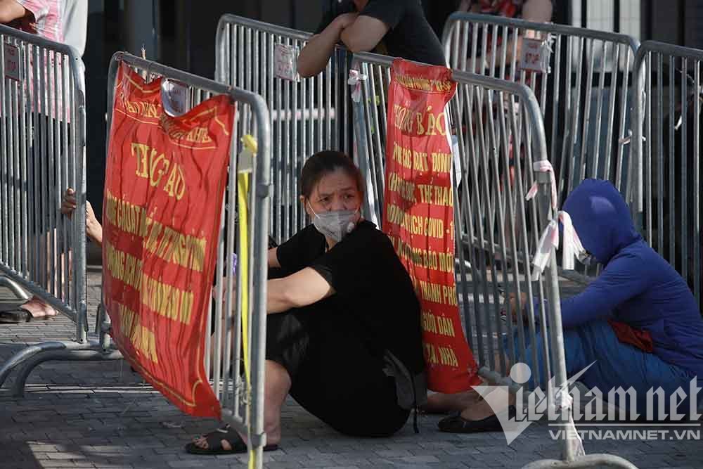 Hàng trăm người dân Hà Nội xếp hàng mua bánh trung thu