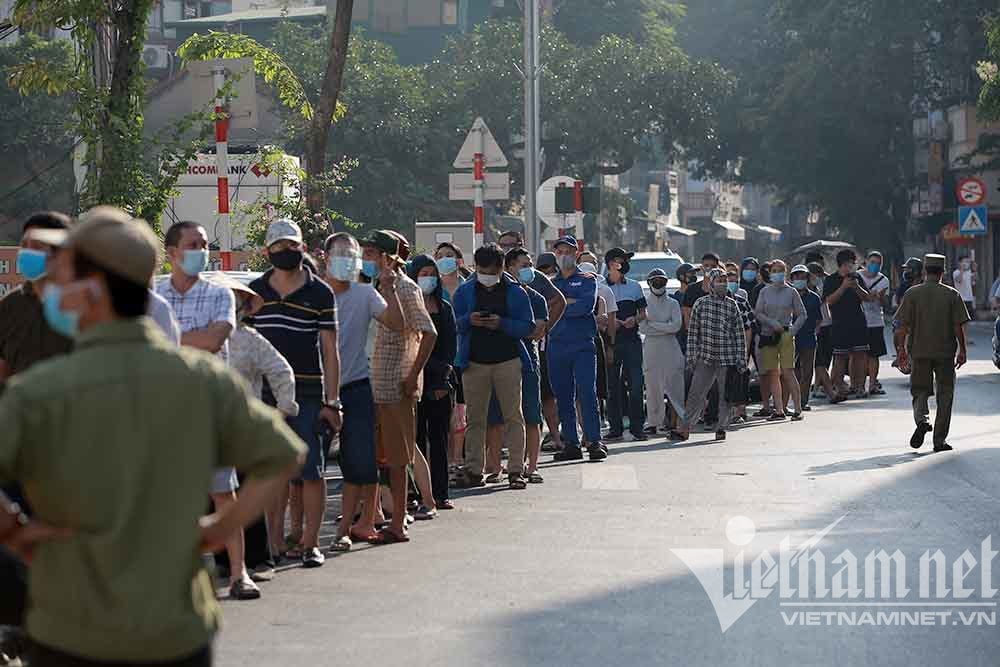 Hundreds of Hanoians line up to buy mooncakes