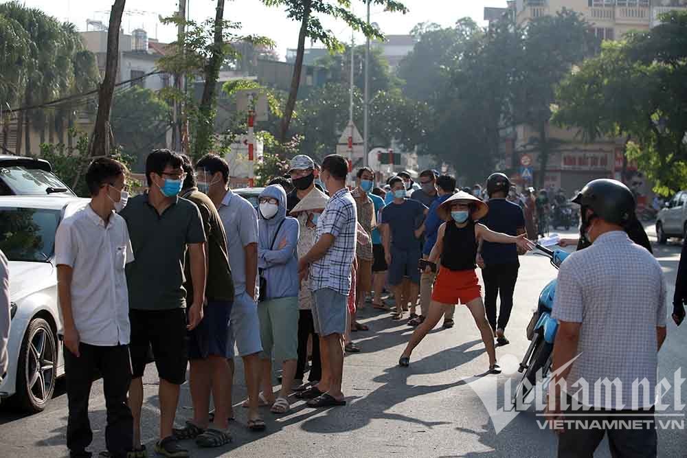 Hàng trăm người dân Hà Nội xếp hàng mua bánh trung thu