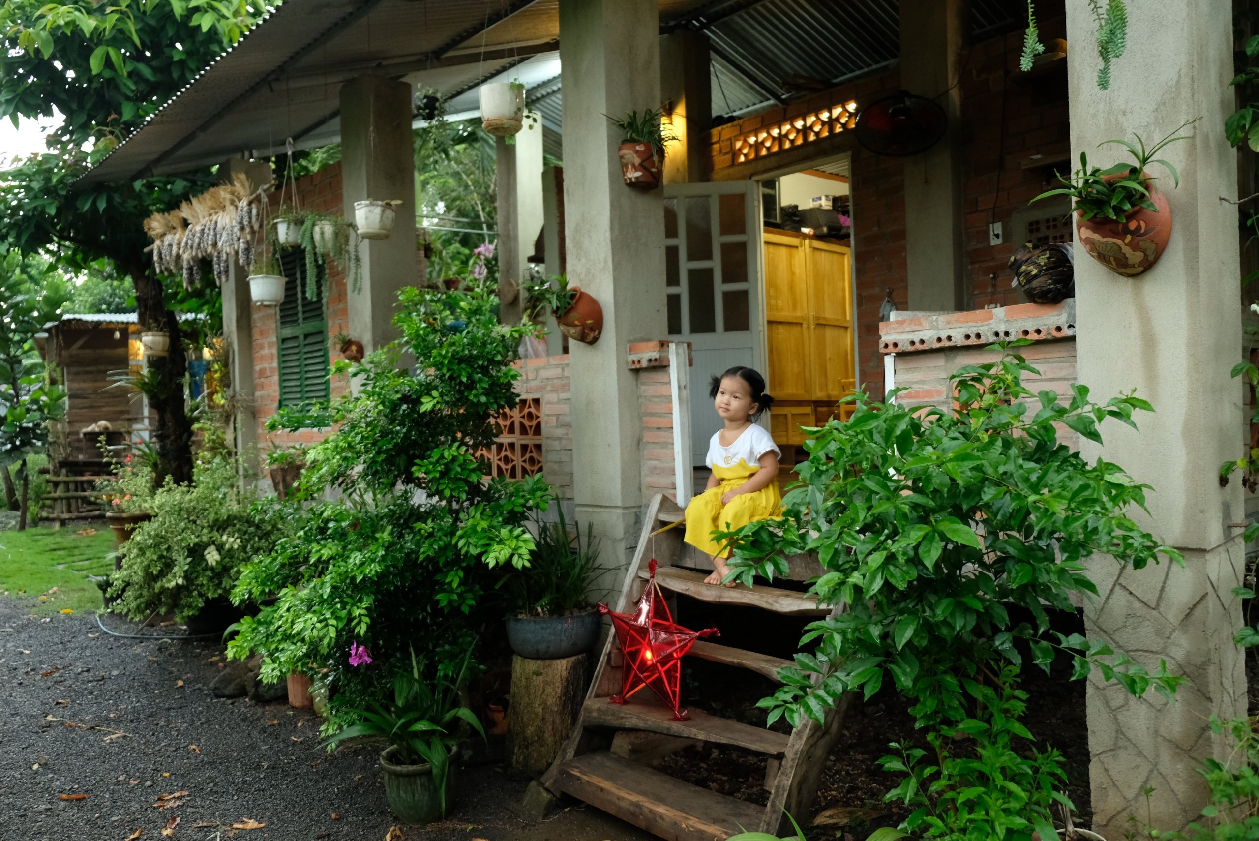 Xây dựng nhà vườn cho nghỉ dưỡng là lựa chọn hoàn hảo cho những ai muốn thoát khỏi cuộc sống đô thị ồn ào. Các kiến trúc sư đã tạo ra những ngôi nhà vườn độc đáo và tiện nghi để đáp ứng nhu cầu của khách hàng. Hãy xem qua hình ảnh những ngôi nhà vườn nghỉ dưỡng đẹp nhất năm