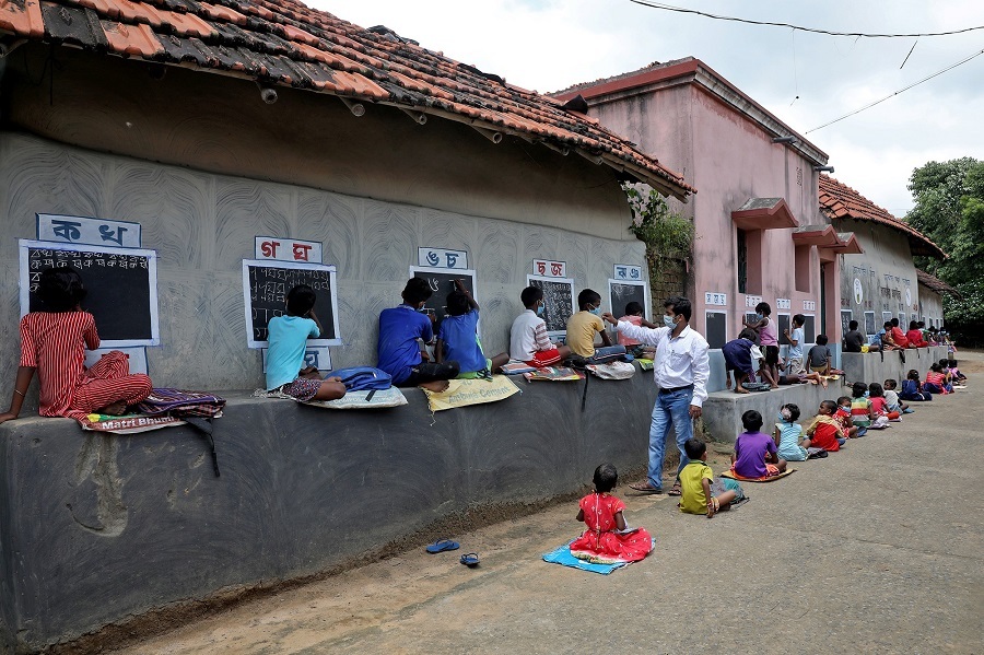 Lớp học ngay trên đường phố ở Ấn Độ