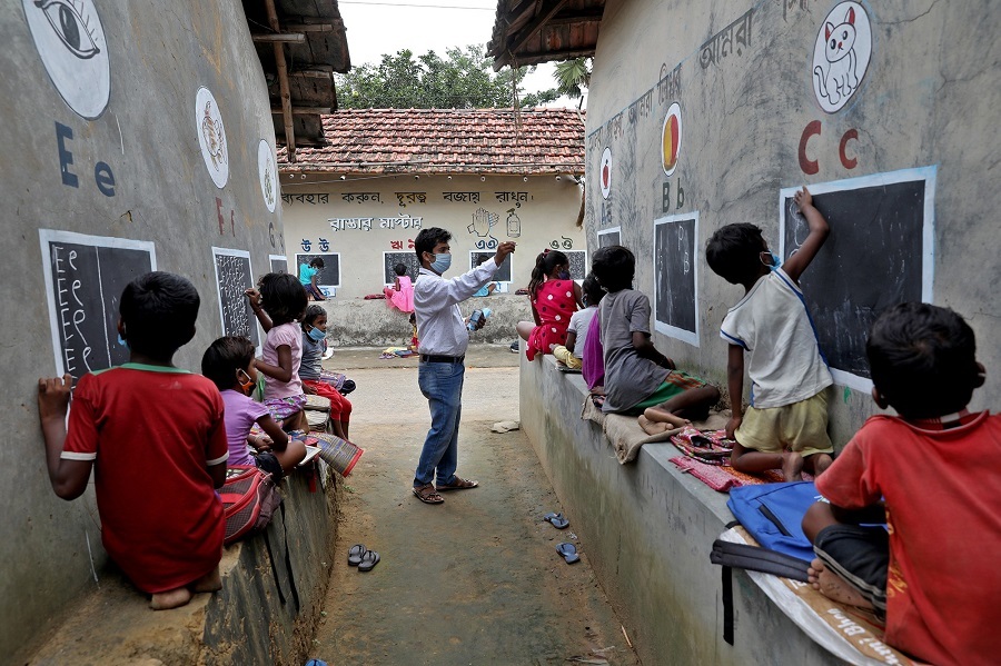 Lớp học ngay trên đường phố ở Ấn Độ