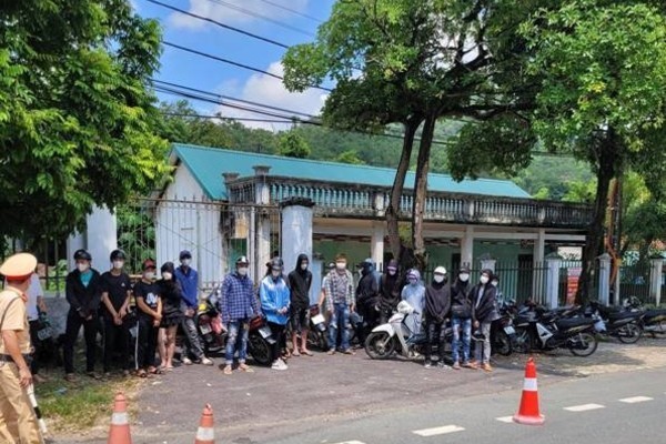 Bắt giữ 40 thanh niên tụ tập, bốc đầu xe ở Vĩnh Phúc