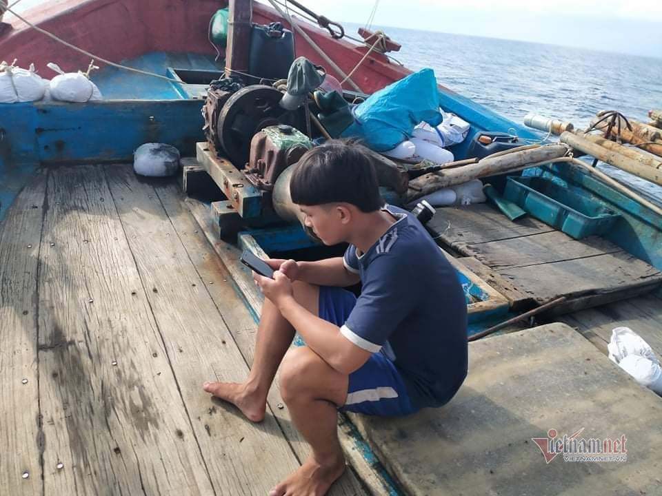 Giờ học ở biển của cậu học trò làm thuê trên tàu cá