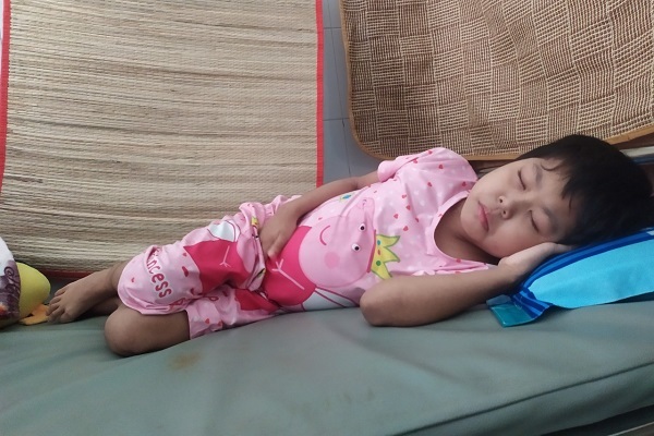 Thất nghiệp do dịch bệnh, cha bất lực không lo được thuốc cho con gái suy thận