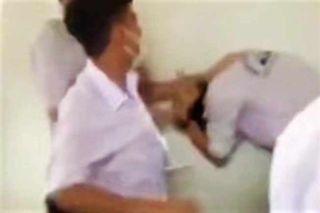 Học sinh đánh nhau trong nhà vệ sinh, Giám đốc Sở phê bình hiệu trưởng