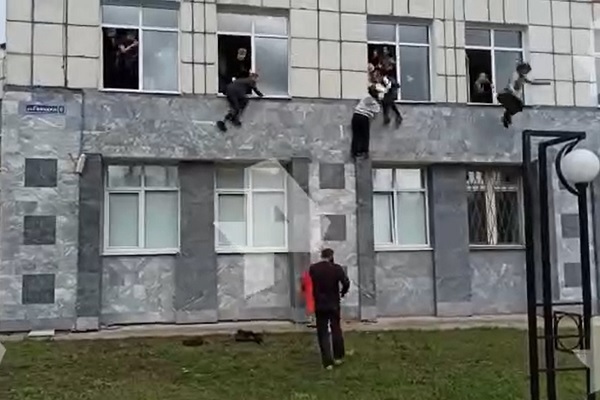 Xả súng ở trường đại học Nga, sinh viên trèo cửa sổ trốn chạy
