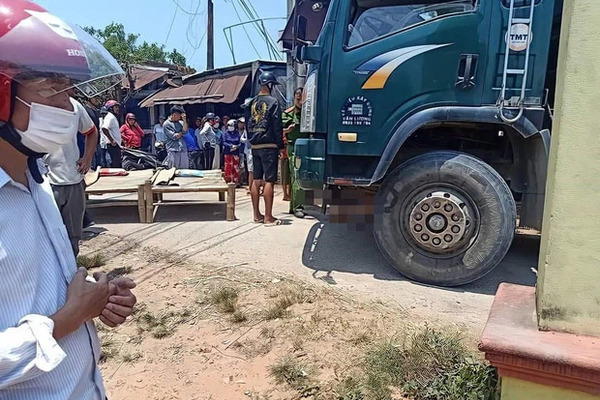 Bố lùi xe tải vô tình đè con trai 2 tuổi tử vong