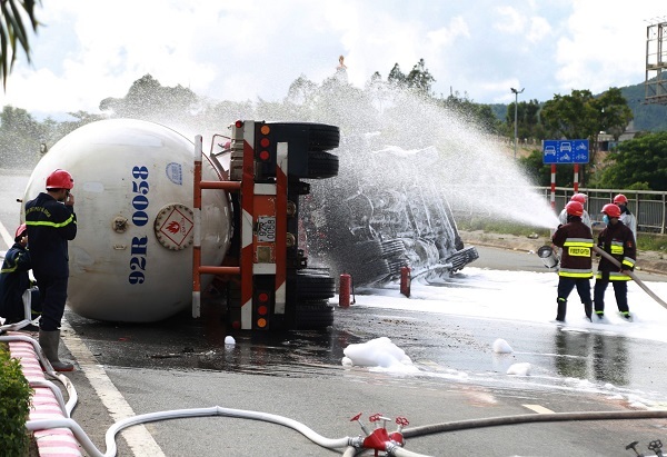 Xe chở 20 tấn gas bị lật ở Đà Nẵng, sẵn sàng di dân trong bán kính 100 mét
