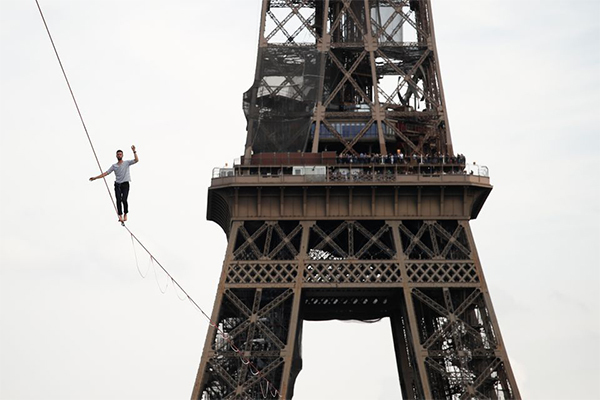 Màn biểu diễn đi dây từ tháp Eiffel băng qua sông Seine khiến người xem 'đứng tim'