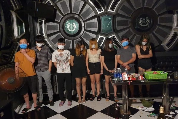 Vĩnh Phúc xử phạt chủ quán và 17 khách hát karaoke bất chấp dịch