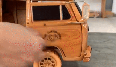 Xem nghệ nhân Việt biến khối gỗ thành chiếc xe Volkswagen như thật