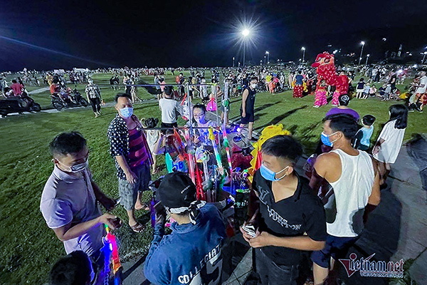 Đêm đầu tiên 'mở cửa', người Hạ Long đổ ra quảng trường xem múa lân