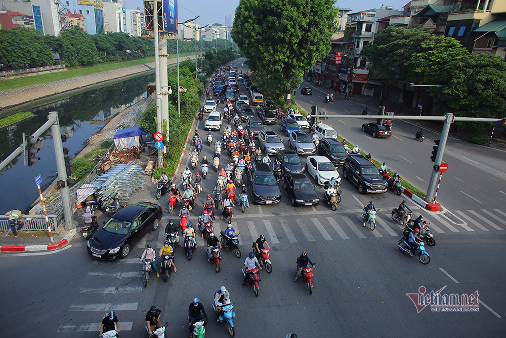 Hà Nội ngày đầu thực hiện Chỉ thị 15, người dân xếp hàng cắt tóc