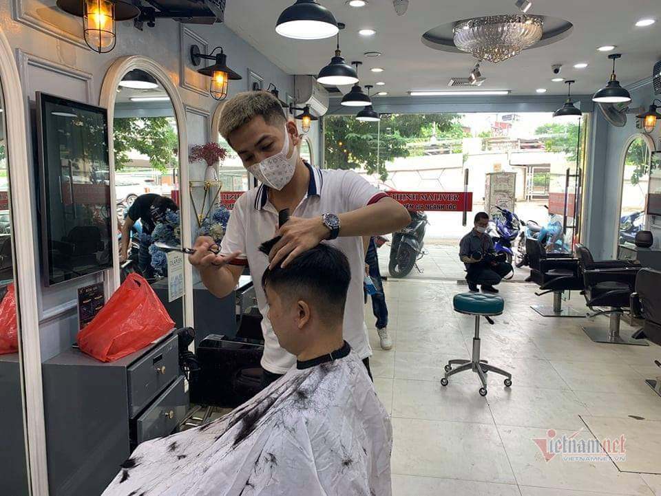 Hà Nội ngày đầu thực hiện Chỉ thị 15, người dân xếp hàng cắt tóc