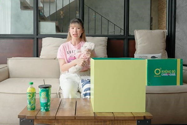 Nhận quà Trà xanh Không Độ, Khởi My trở lại tuổi thơ ngọt ngào