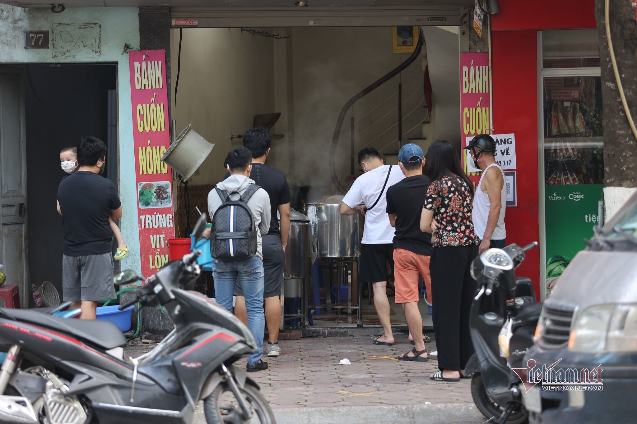 Hà Nội ngày đầu thực hiện Chỉ thị 15, người dân xếp hàng cắt tóc