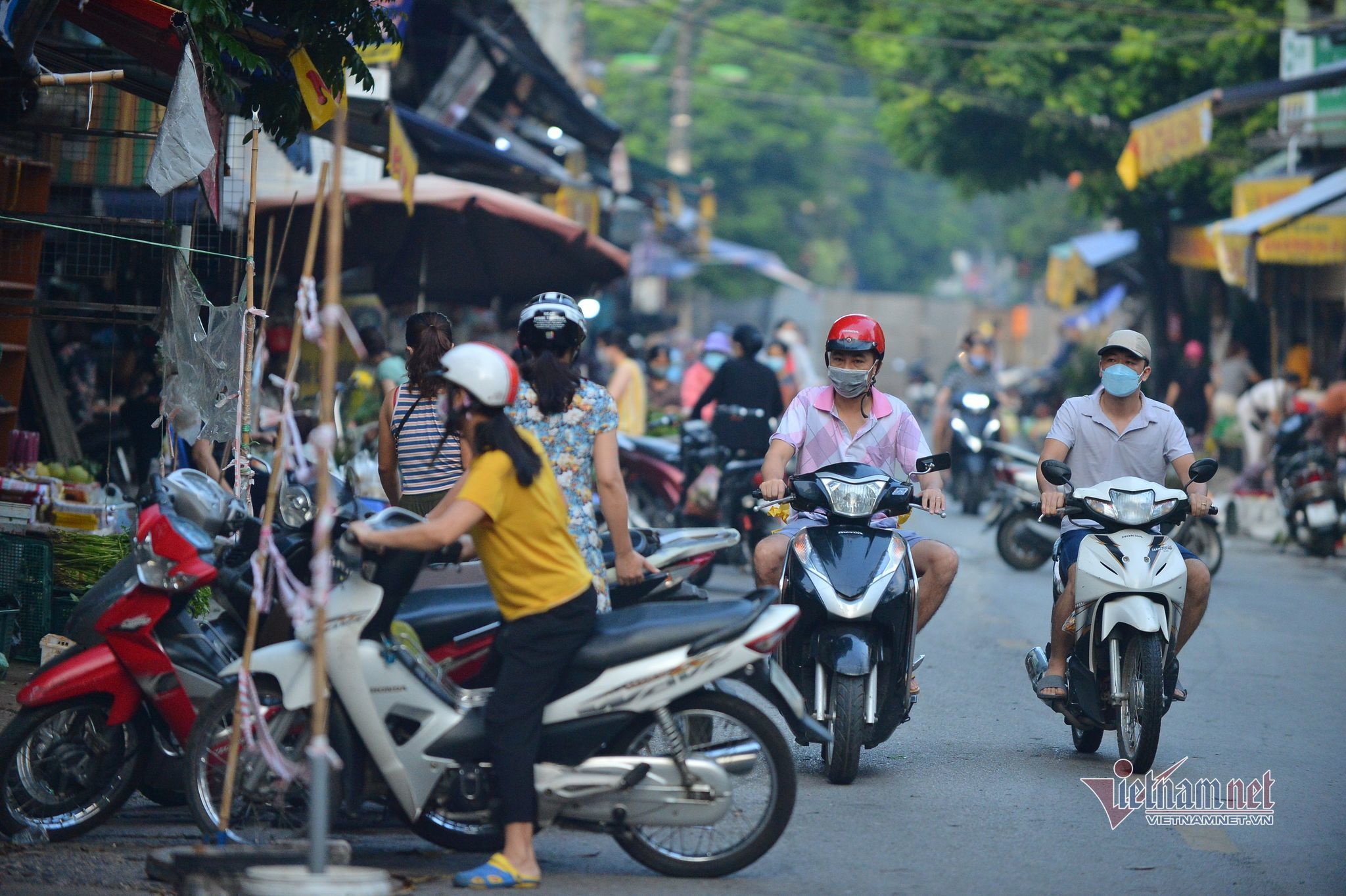 Hà Nội ngày đầu thực hiện Chỉ thị 15, người dân xếp hàng cắt tóc