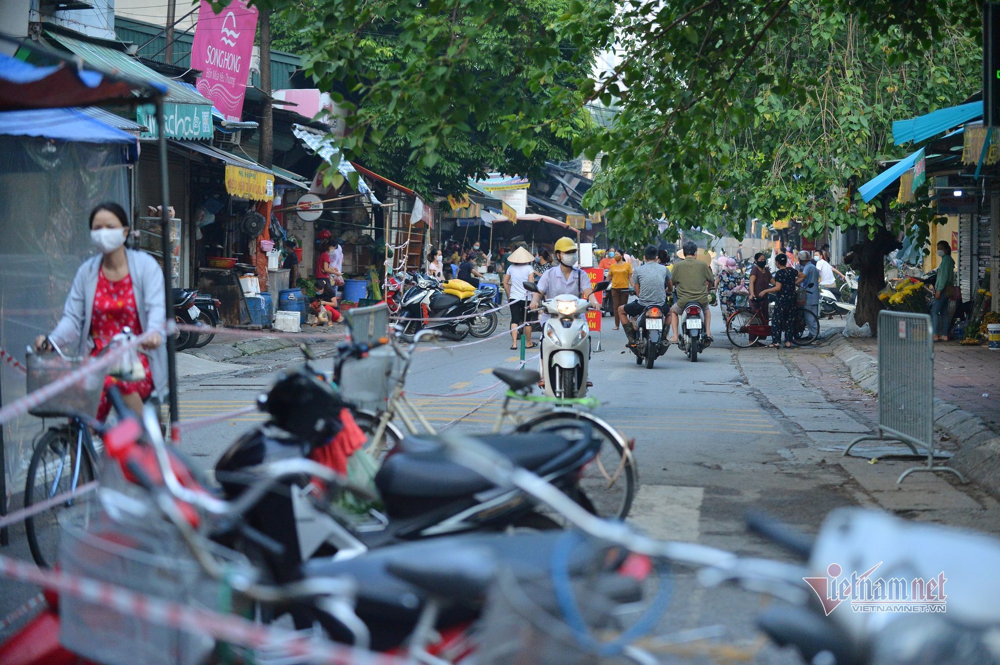 Hà Nội ngày đầu thực hiện Chỉ thị 15, người dân xếp hàng cắt tóc