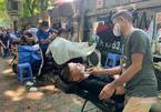 Hanoians line up for haircuts on first day of relaxed social distancing