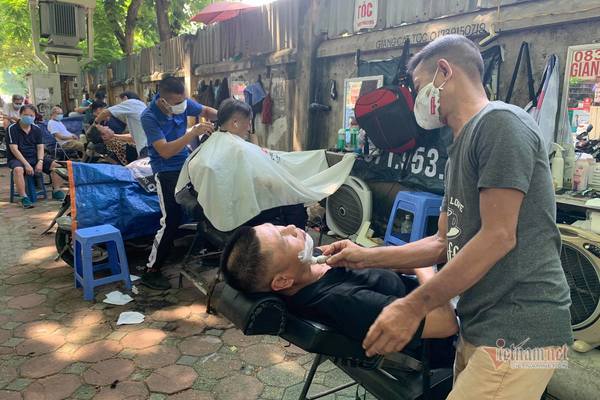 Hanoians line up for haircuts on first day of relaxed social distancing