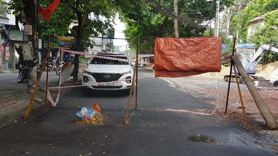 Hà Nội ngày đầu thực hiện Chỉ thị 15, người dân xếp hàng cắt tóc