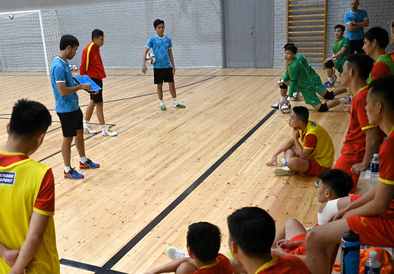 Tuyển thủ futsal Việt Nam ngồi xe lăn, lỡ trận gặp Nga