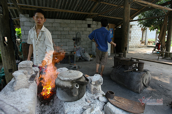 The thousand-year-old forging village of the Nung people