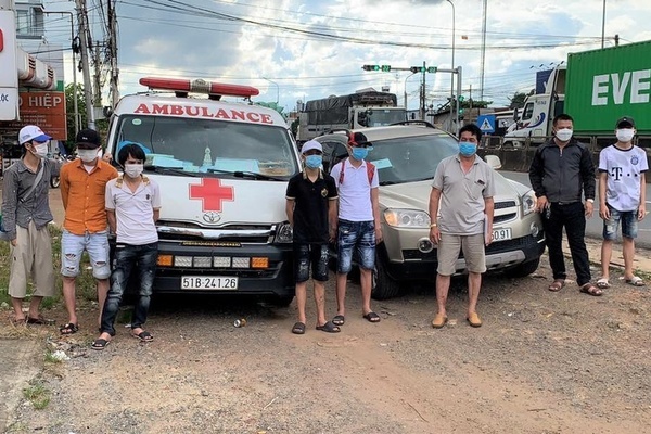 Tài xế ở Đồng Nai dùng xe cấp cứu chở 6 người ‘thông chốt’ về quê