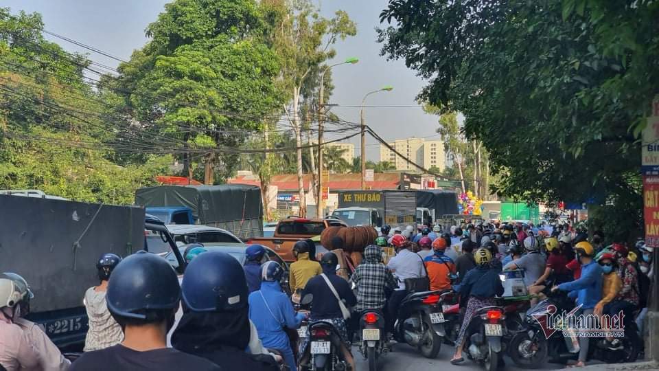 'Đặc sản tắc đường' tái xuất ngày đầu Hà Nội nới lỏng giãn cách
