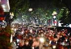 Health experts worried as Hanoians flood streets to celebrate Mid-Autumn Festival