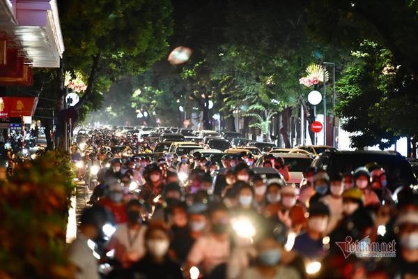 Health experts worried as Hanoians flood streets to celebrate Mid-Autumn Festival