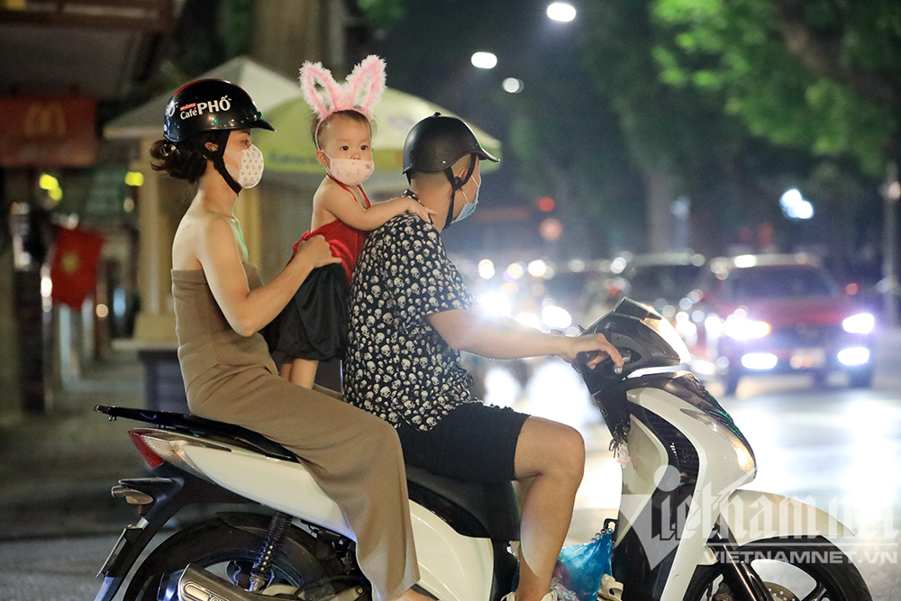 Biển người' ở Hà Nội đổ ra đường vui Trung thu sau ngày dài bị nhốt 5003
