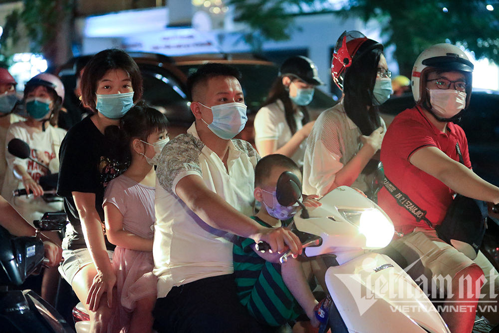 'Biển người' ở Hà Nội đổ ra đường vui Trung thu sau ngày dài giãn cách