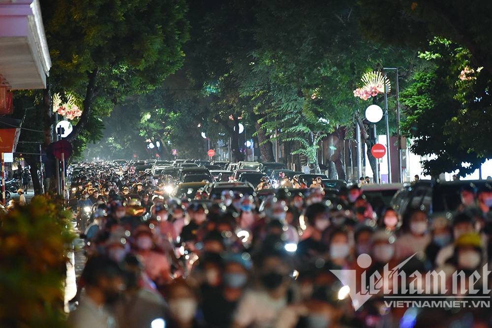 'Biển người' ở Hà Nội đổ ra đường vui Trung thu sau ngày dài giãn cách