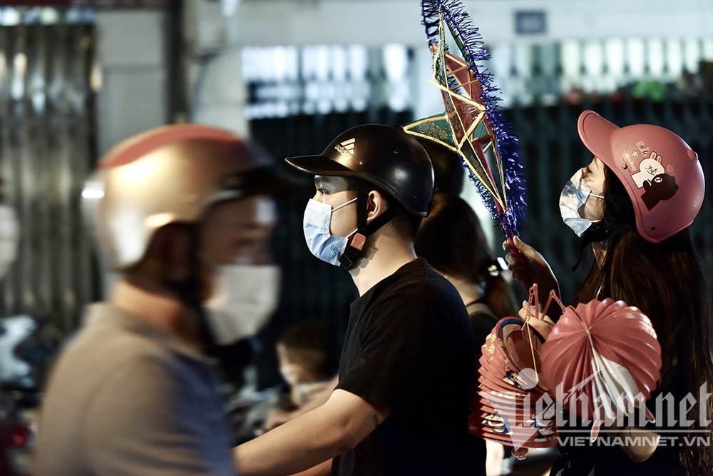 'Biển người' ở Hà Nội đổ ra đường vui Trung thu sau ngày dài giãn cách